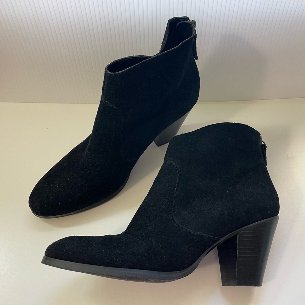 Black ankle boots/booties by Tesori